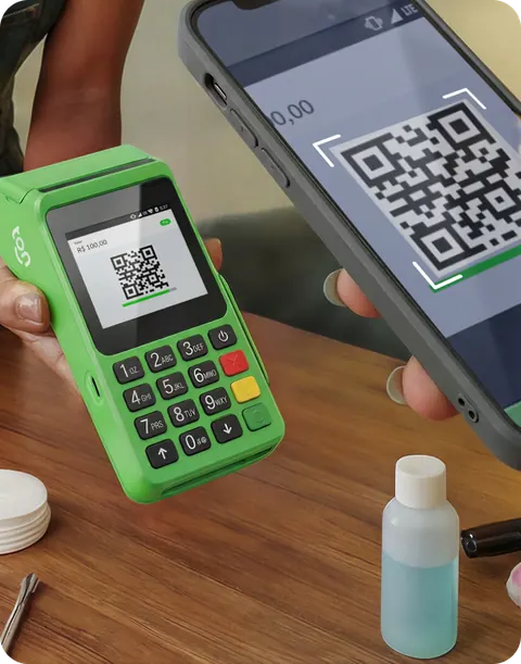 Maquininha Ton mostrando o QR Code do Pix no balcão